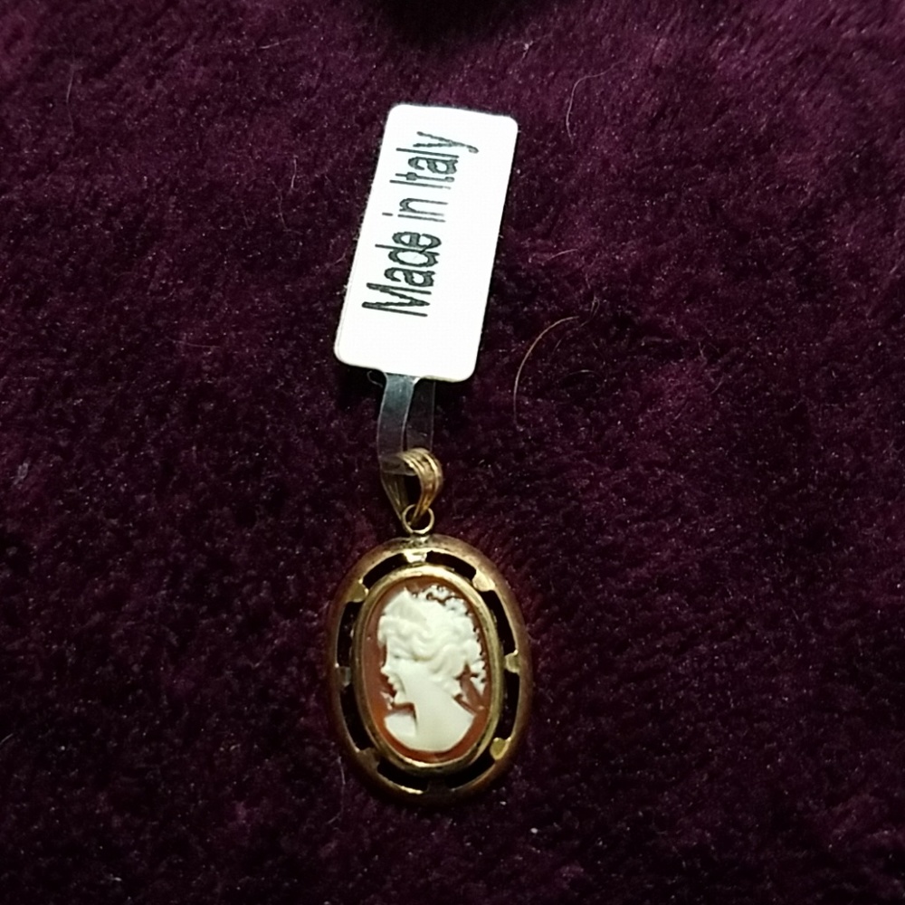 Cameo pendant
